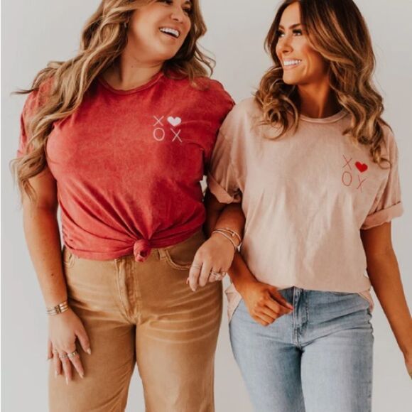 PINK‎ DESERT THE XOXO MINERAL WASH GRAPHIC TEE IN CARDINAL RED S NWT IN PKG - Picture 4 of 9